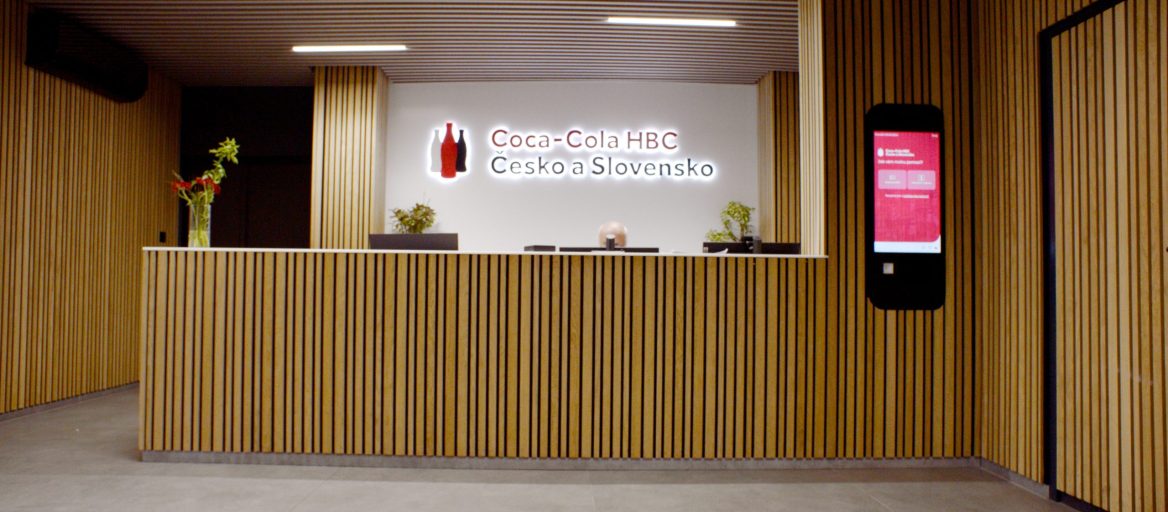 Nová elektronická recepcia zjednodušuje registráciu návštevníkov v Coca-Cola HBC